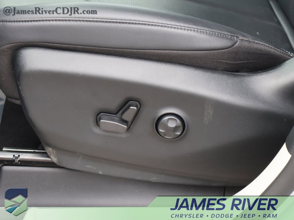 Used 2024 Chrysler Pacifica Touring-L image 23