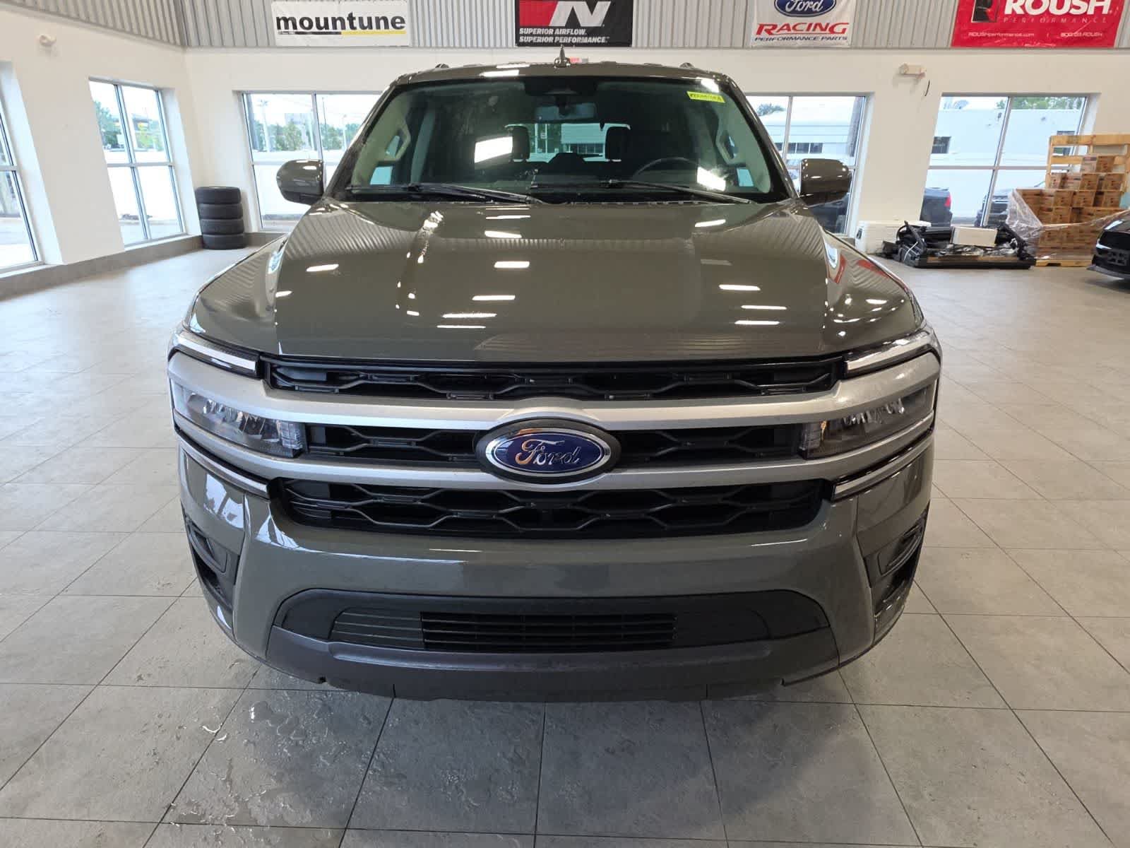 Used 2024 Ford Expedition XLT AWD/4WD image 2