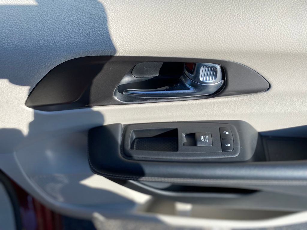 Used 2023 Chrysler Pacifica Touring-L image 10