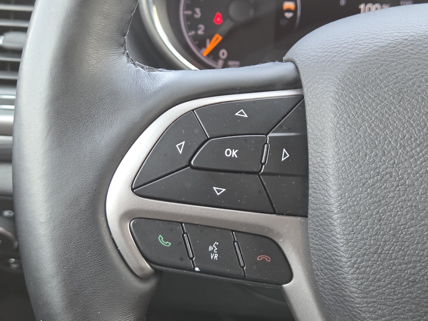 Used 2019 Jeep Grand Cherokee Altitude AWD/4WD image 32