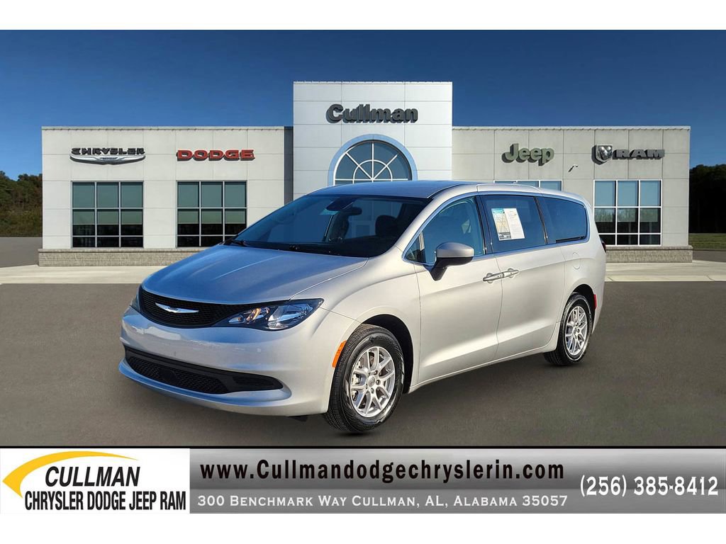 Used 2023 Chrysler Voyager LX image 2