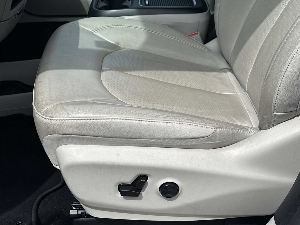 Used 2021 Chrysler Pacifica Touring-L FWD image 18