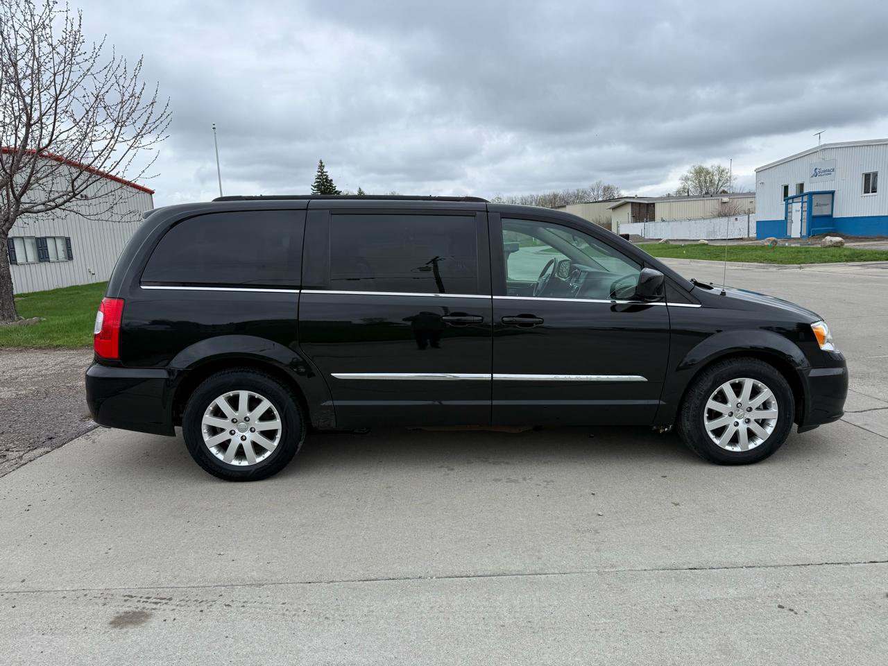 Used 2011 Chrysler Town & Country Touring-L w/ Entertainment Group #2 FWD image 4