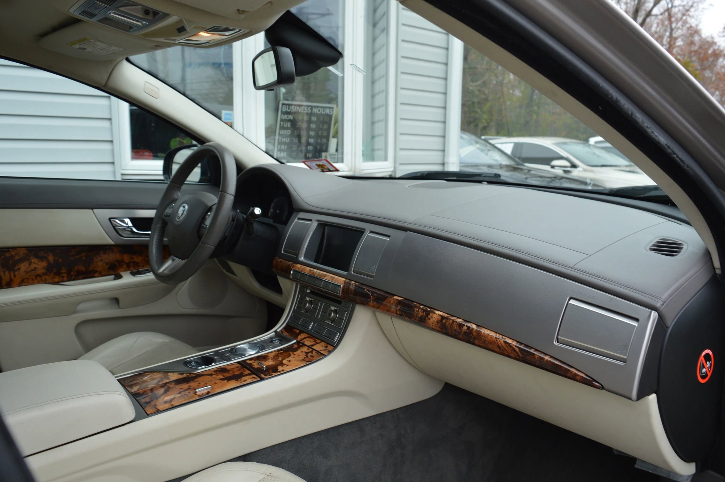 Used 2010 Jaguar XF Premium image 31