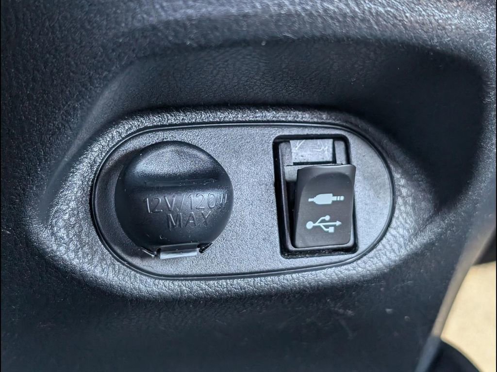 Used 2015 Toyota Yaris L image 16