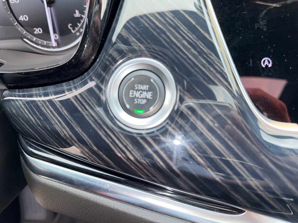 Used 2025 Cadillac XT6 Premium Luxury image 30