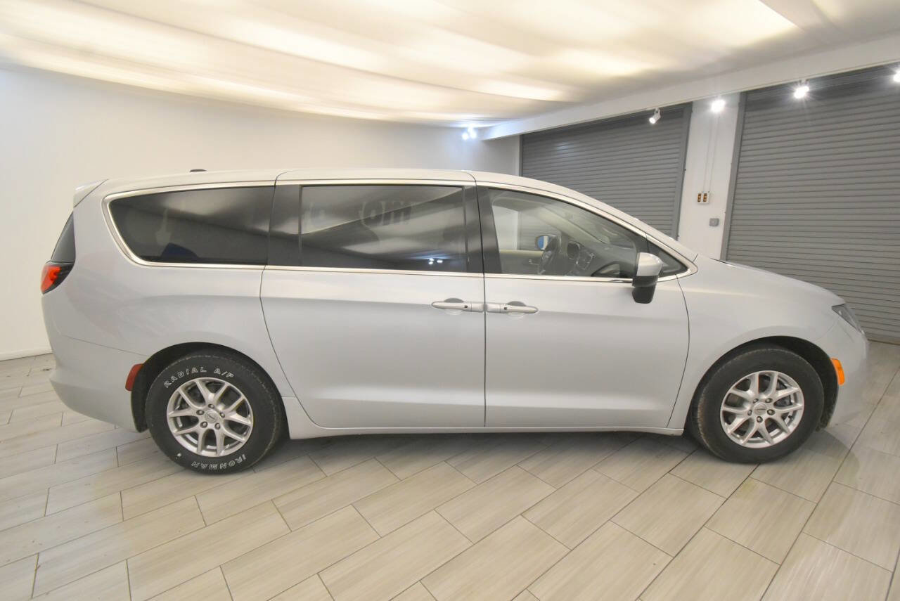 Used 2023 Chrysler Voyager LX FWD image 6