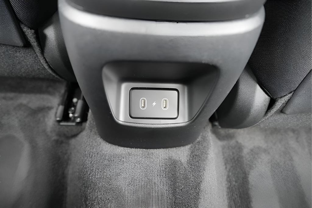 Certified 2025 Hyundai Elantra SEL FWD image 18