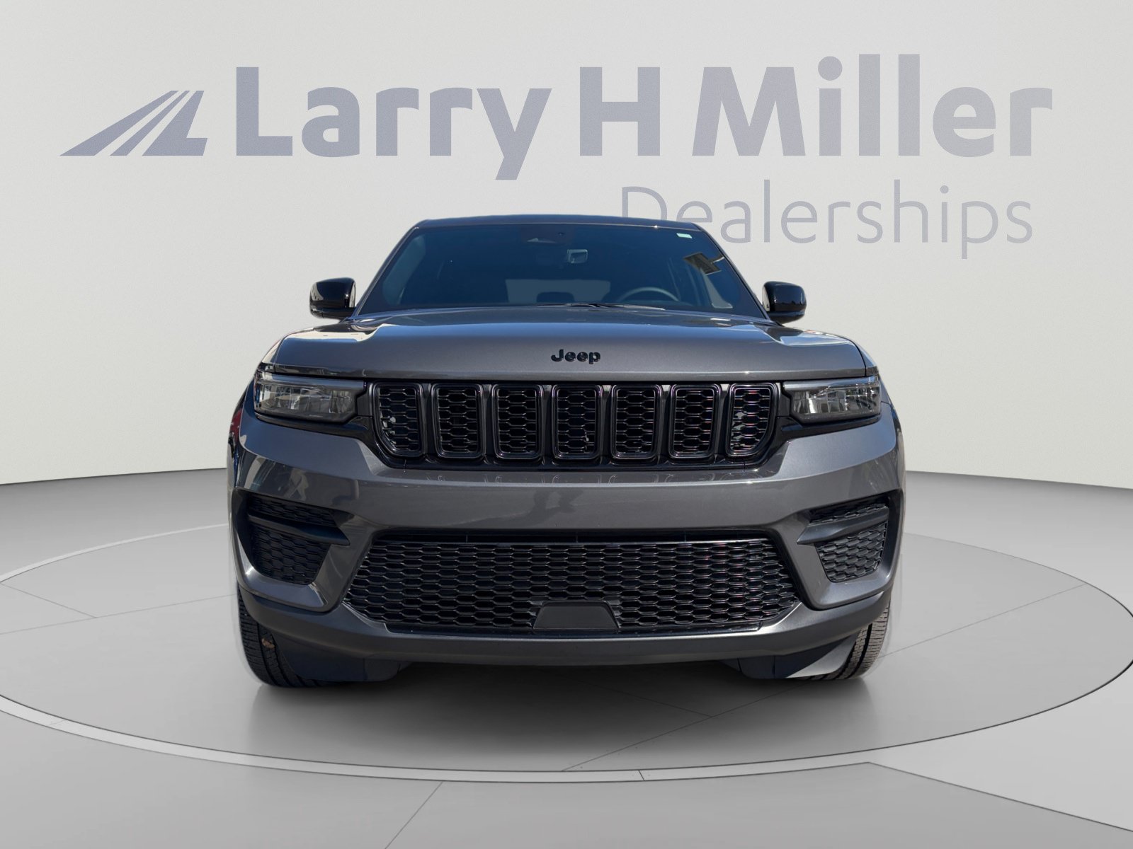 Used 2025 Jeep Grand Cherokee Altitude AWD/4WD image 8