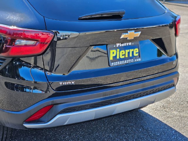 Used 2025 Chevrolet Trax LT FWD image 11