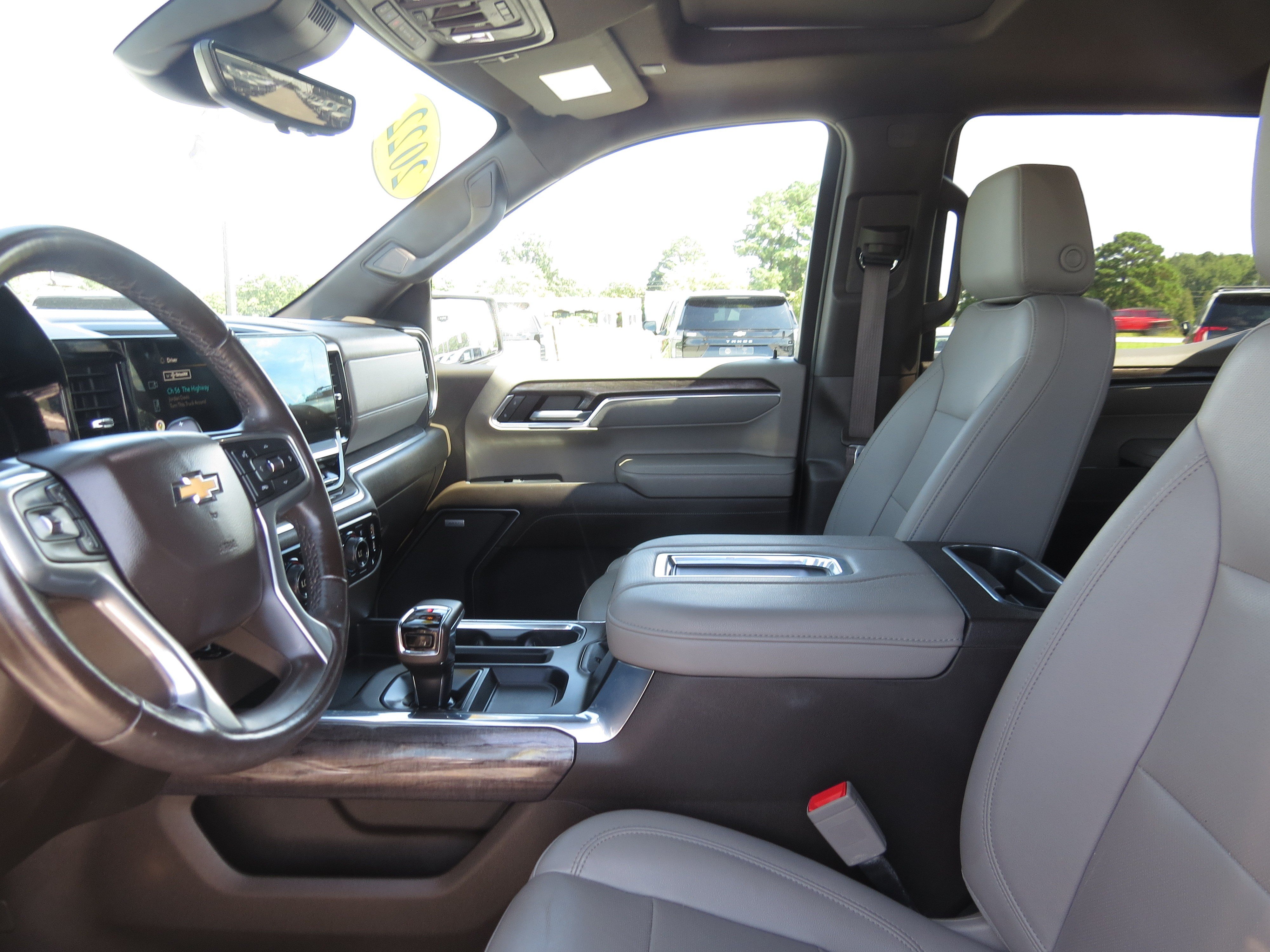 Used 2022 Chevrolet Silverado 1500 LTZ w/ Technology Package AWD/4WD image 13