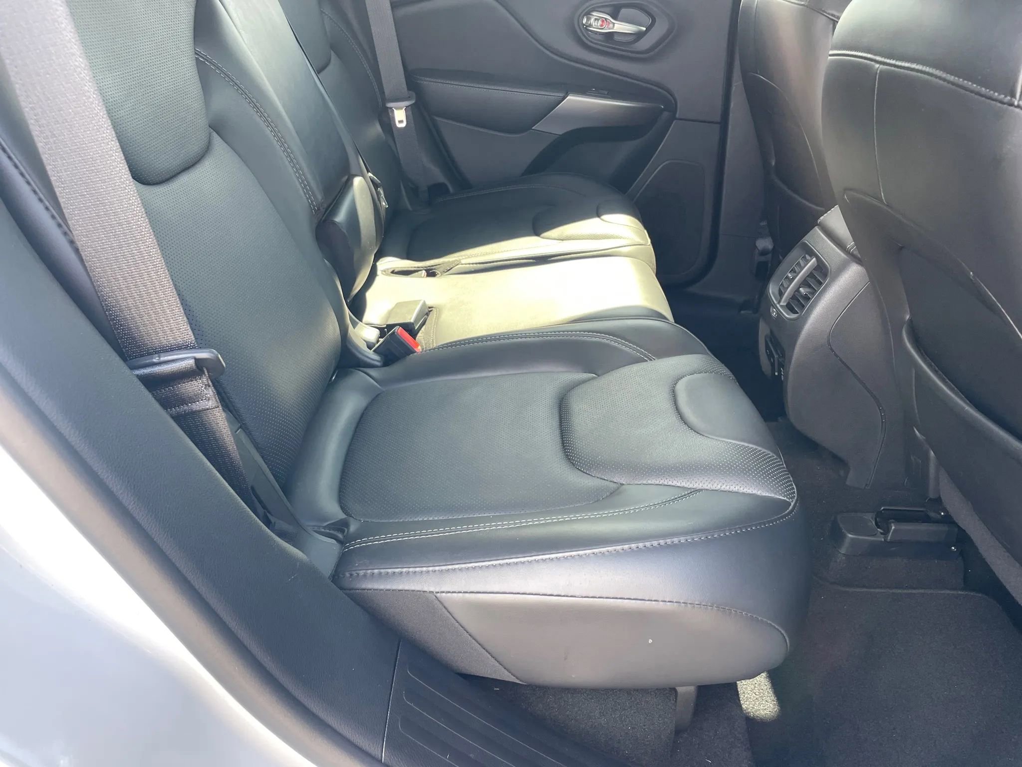 Used 2019 Jeep Cherokee Limited w/ Luxury Group image 14