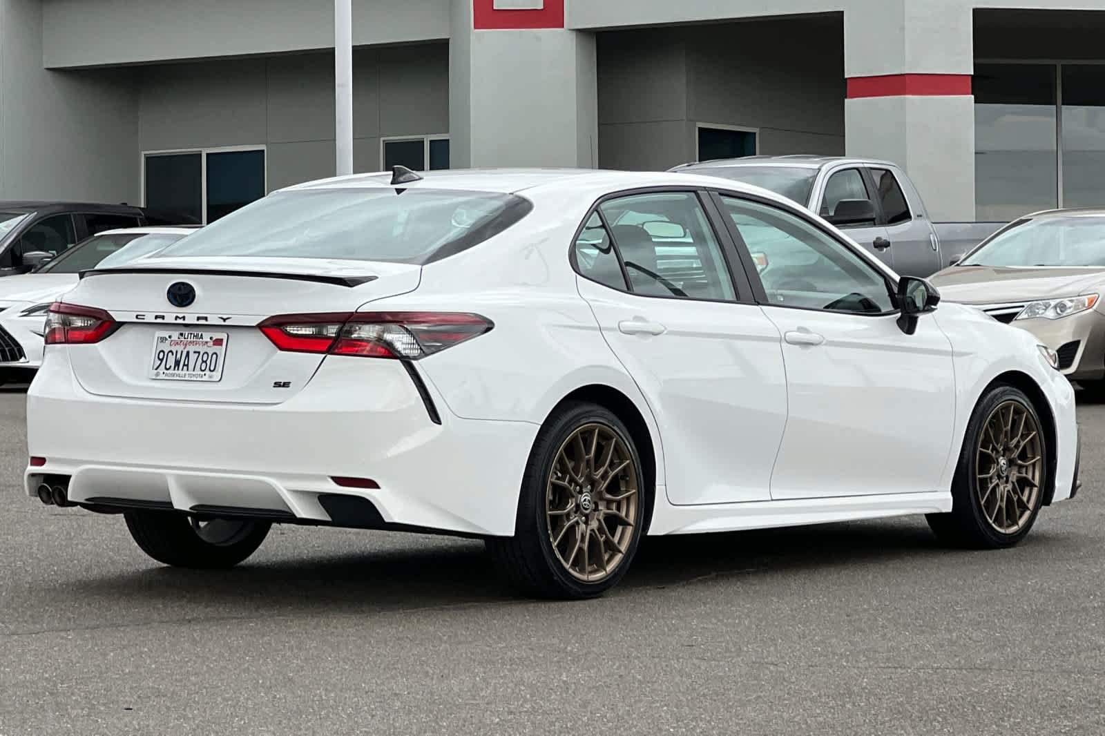Used 2023 Toyota Camry SE FWD image 2