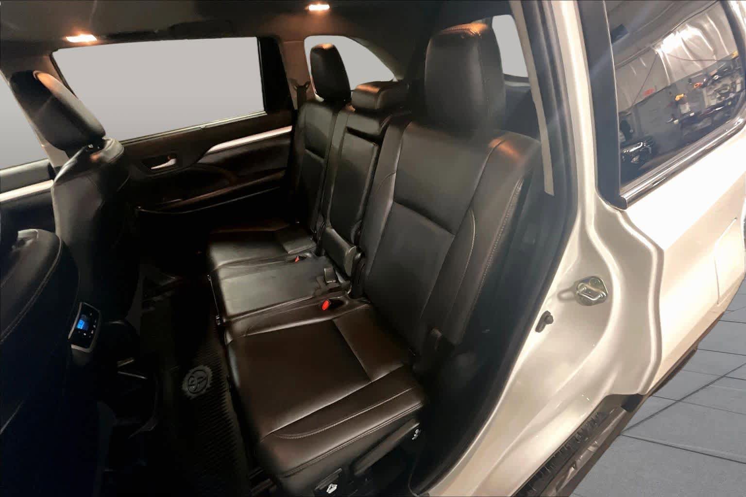 Used 2019 Toyota Highlander XLE AWD/4WD image 21