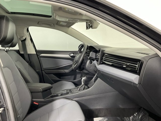Used 2025 Volkswagen Jetta SE image 23