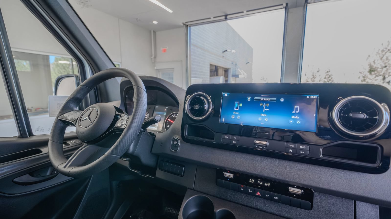 Used 2025 Mercedes-Benz Sprinter 2500 image 19