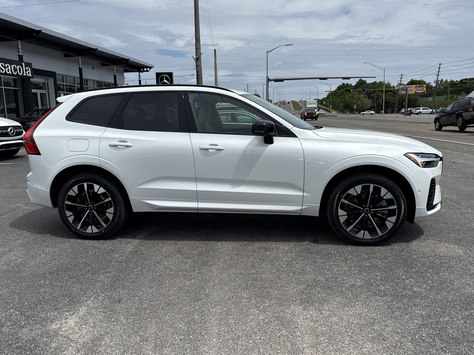 New 2026 Volvo XC60 T8 Plus w/ Protection Package Premier AWD/4WD image 6