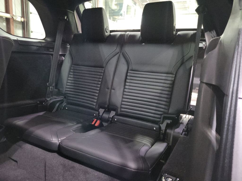 Certified 2024 Land Rover Discovery Dynamic SE image 27
