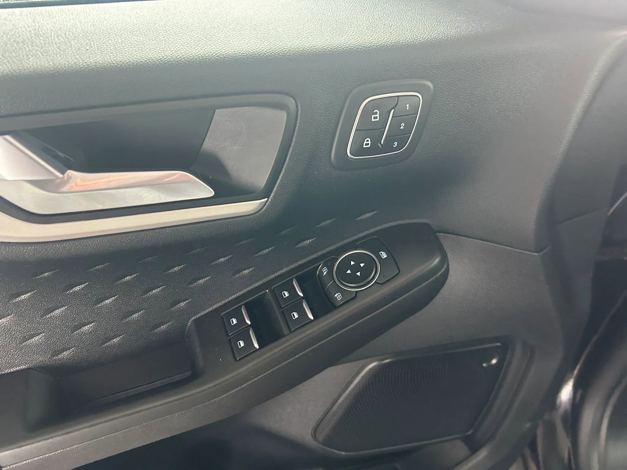 Used 2020 Ford Escape SEL image 18