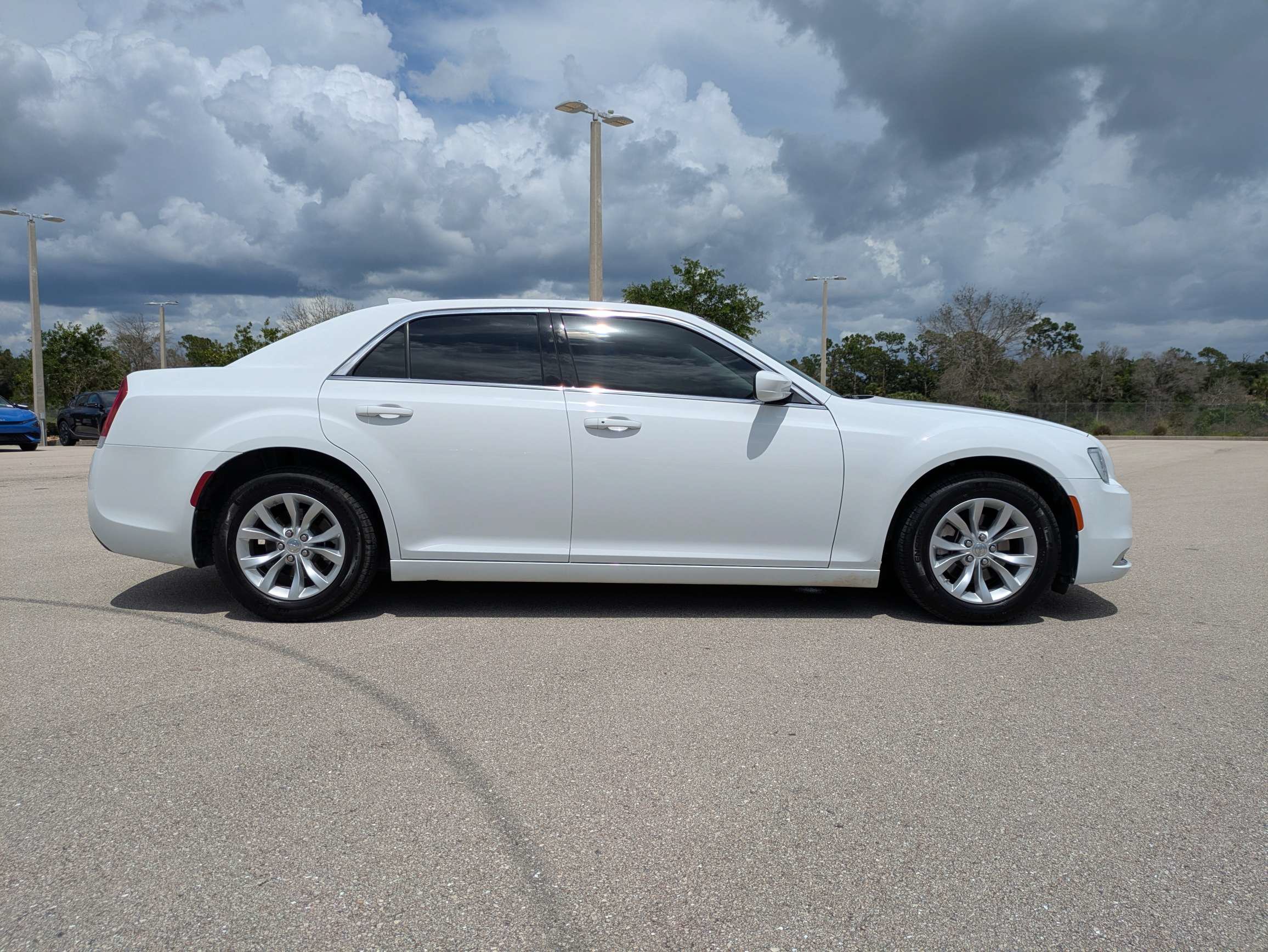 Used 2023 Chrysler 300 Touring RWD image 3