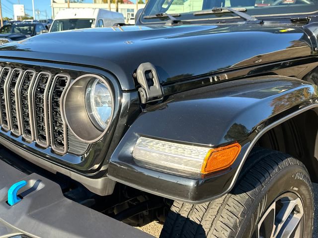 Used 2024 Jeep Wrangler Unlimited w/ Convenience Group AWD/4WD image 9