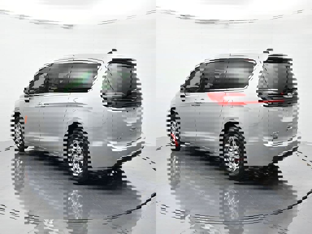 New 2026 Chrysler Pacifica Select image 7