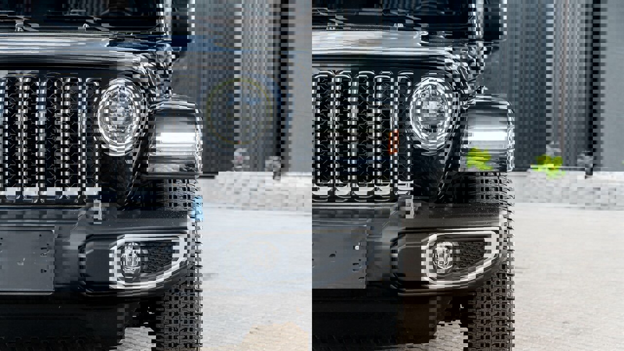 Used 2023 Jeep Wrangler Unlimited Sahara w/ Cold Weather Group AWD/4WD image 8