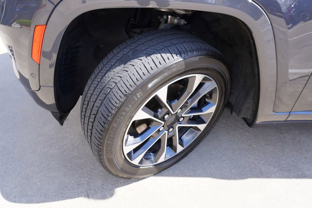 Used 2023 Jeep Grand Cherokee Overland w/ Luxury Tech Group IV AWD/4WD image 30
