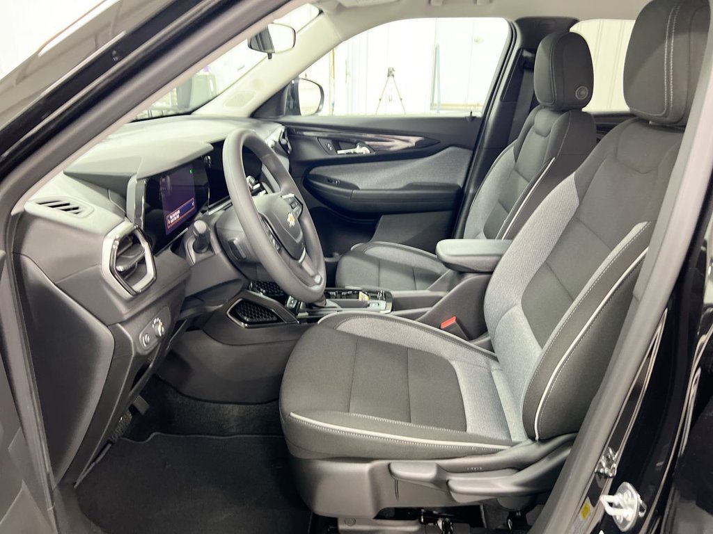 Used 2025 Chevrolet TrailBlazer LT AWD/4WD image 18