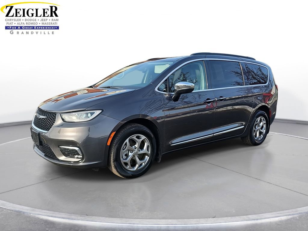 Used 2023 Chrysler Pacifica Limited w/ Uconnect Theater Family Group image 1