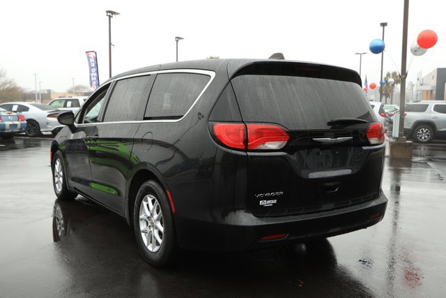 Used 2023 Chrysler Voyager LX image 8