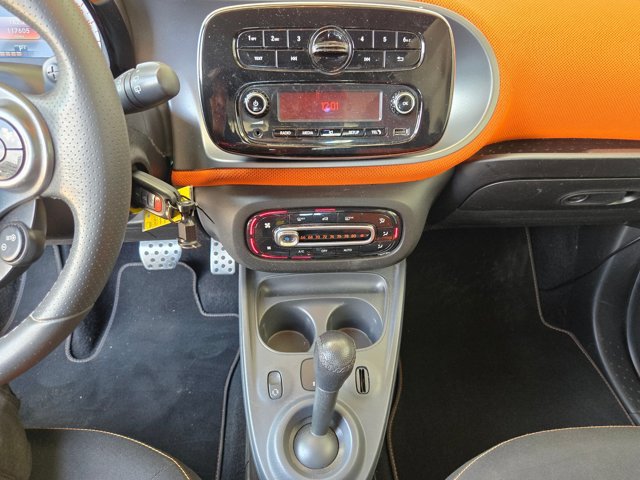 Used 2016 smart fortwo passion RWD image 15