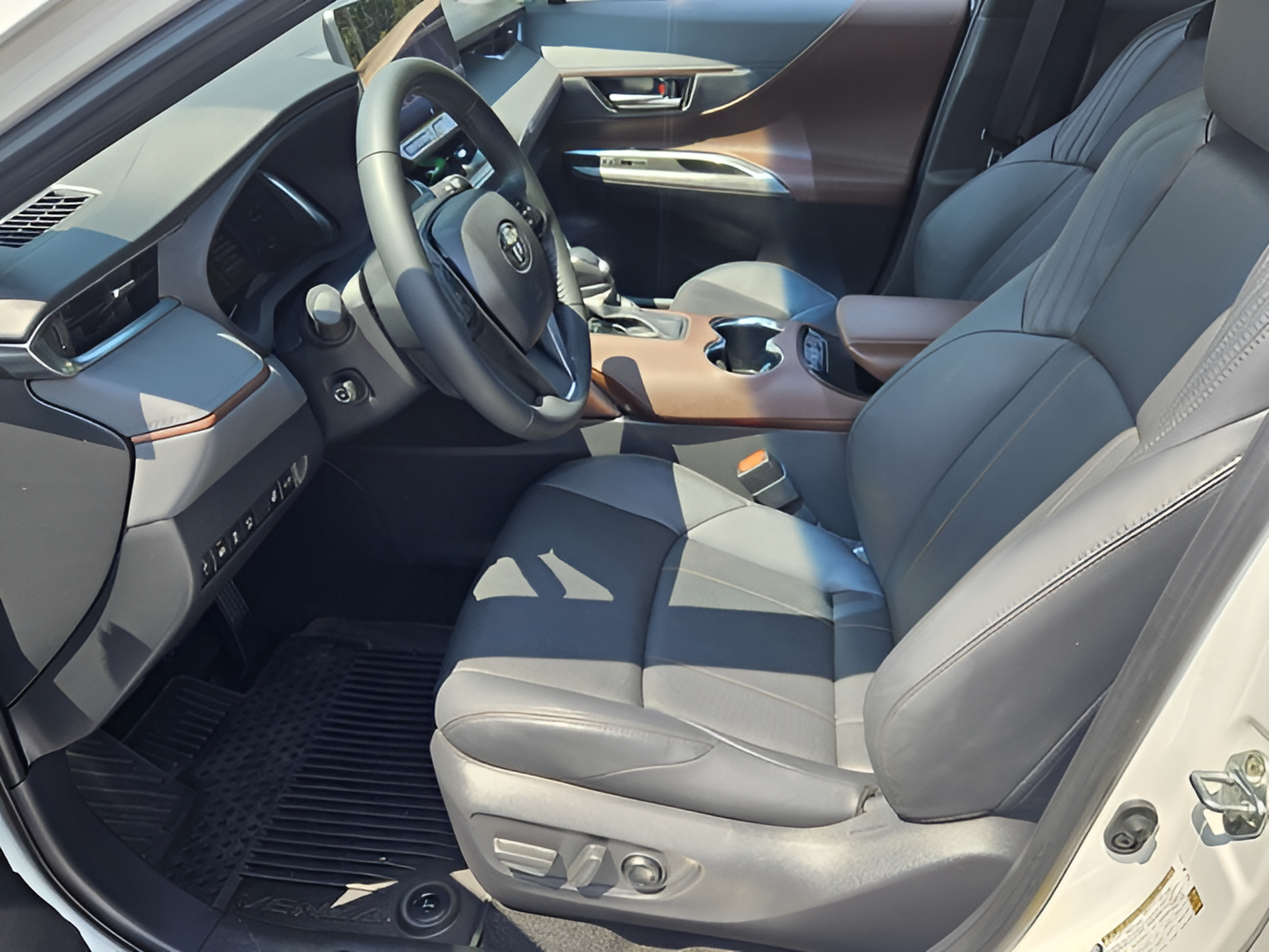 Used 2024 Toyota Venza Limited AWD/4WD image 13