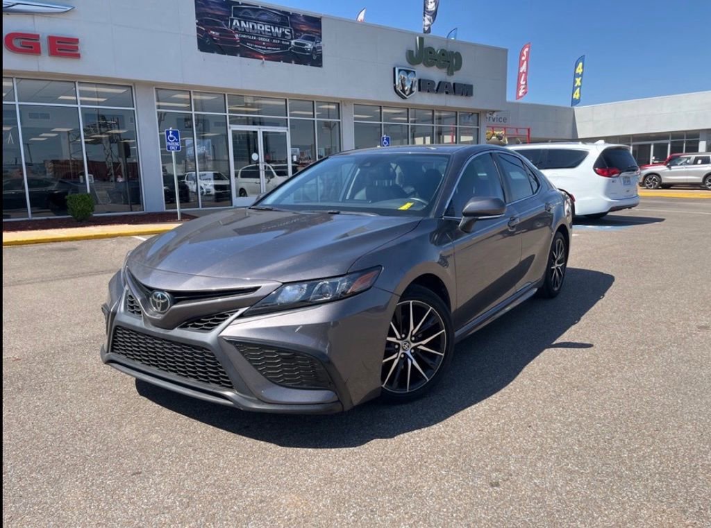 Used 2023 Toyota Camry SE image 2