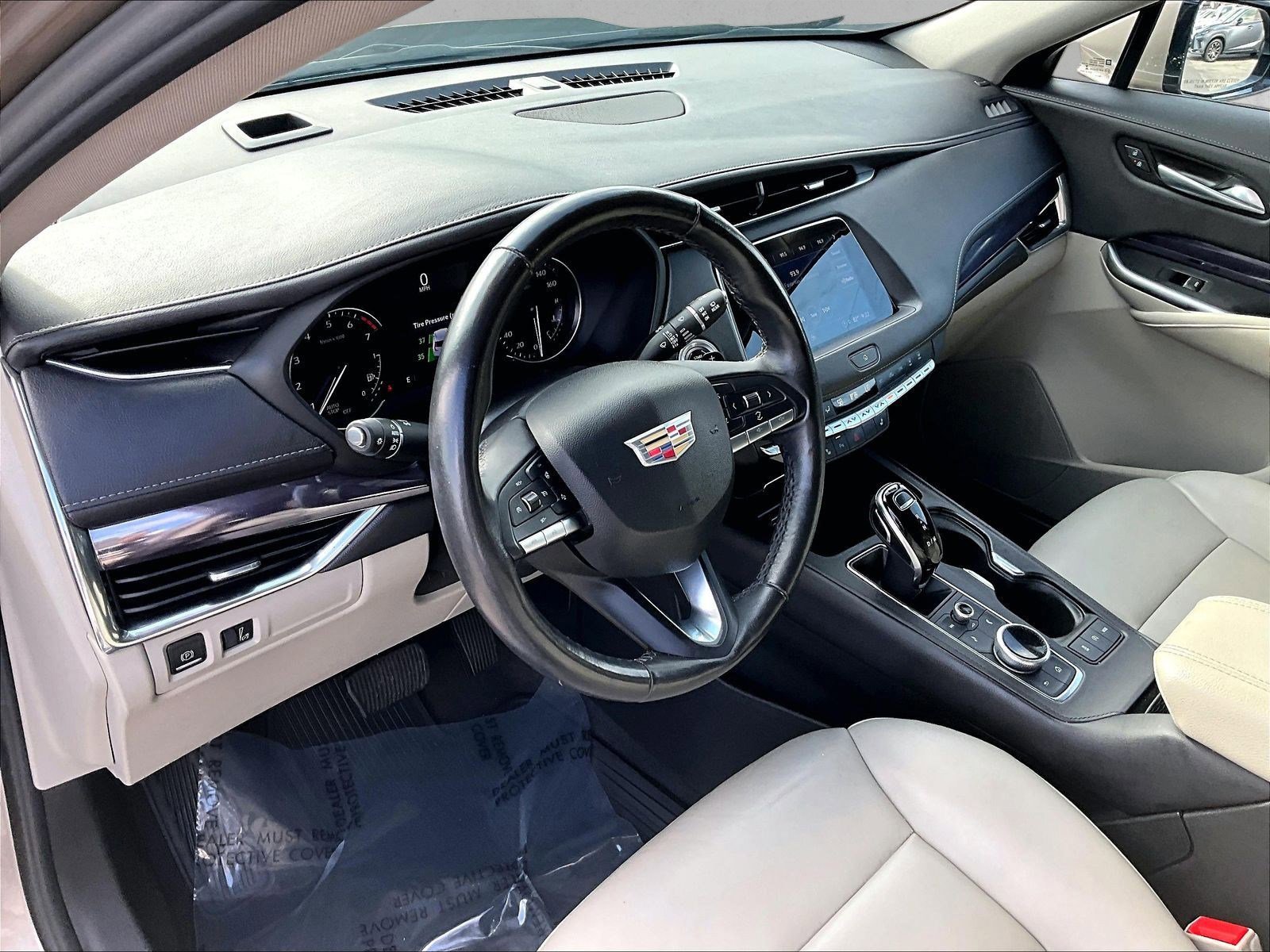 Used 2023 Cadillac XT4 Luxury w/ Cold Weather Package FWD image 14