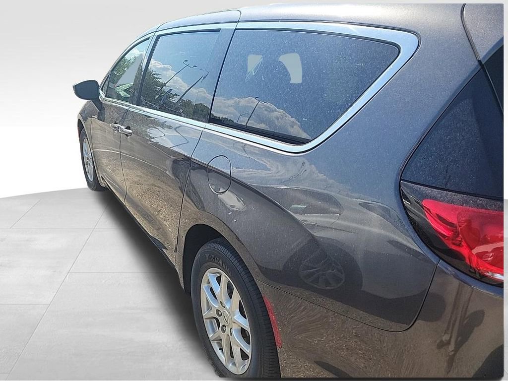 Used 2023 Chrysler Pacifica Touring-L FWD image 11