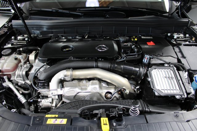 Used 2024 Mercedes-Benz GLB 250 4MATIC w/ Exclusive Package image 32