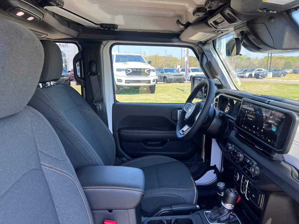 Used 2025 Jeep Wrangler Sahara image 12