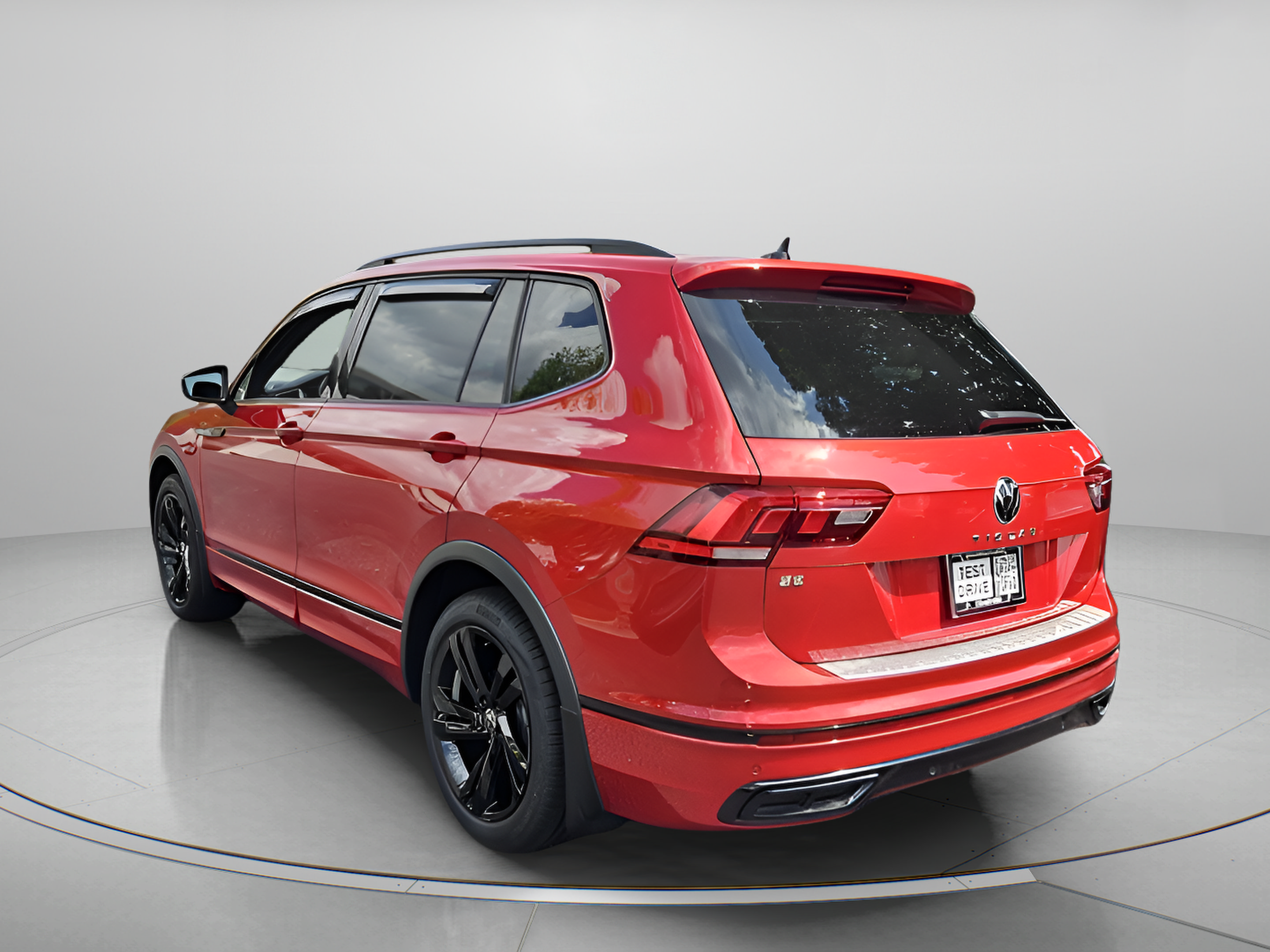 Used 2024 Volkswagen Tiguan SE R-Line FWD image 3