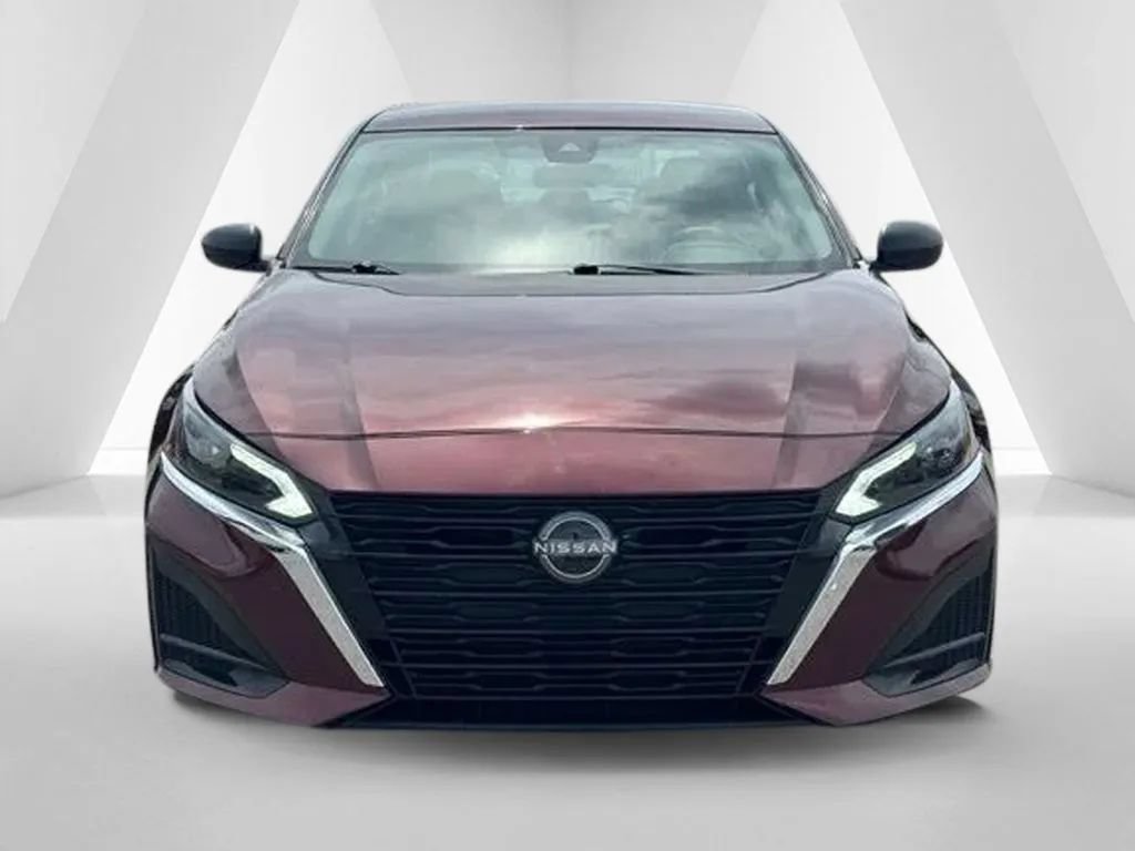 Used 2024 Nissan Altima 2.5 SV FWD image 2