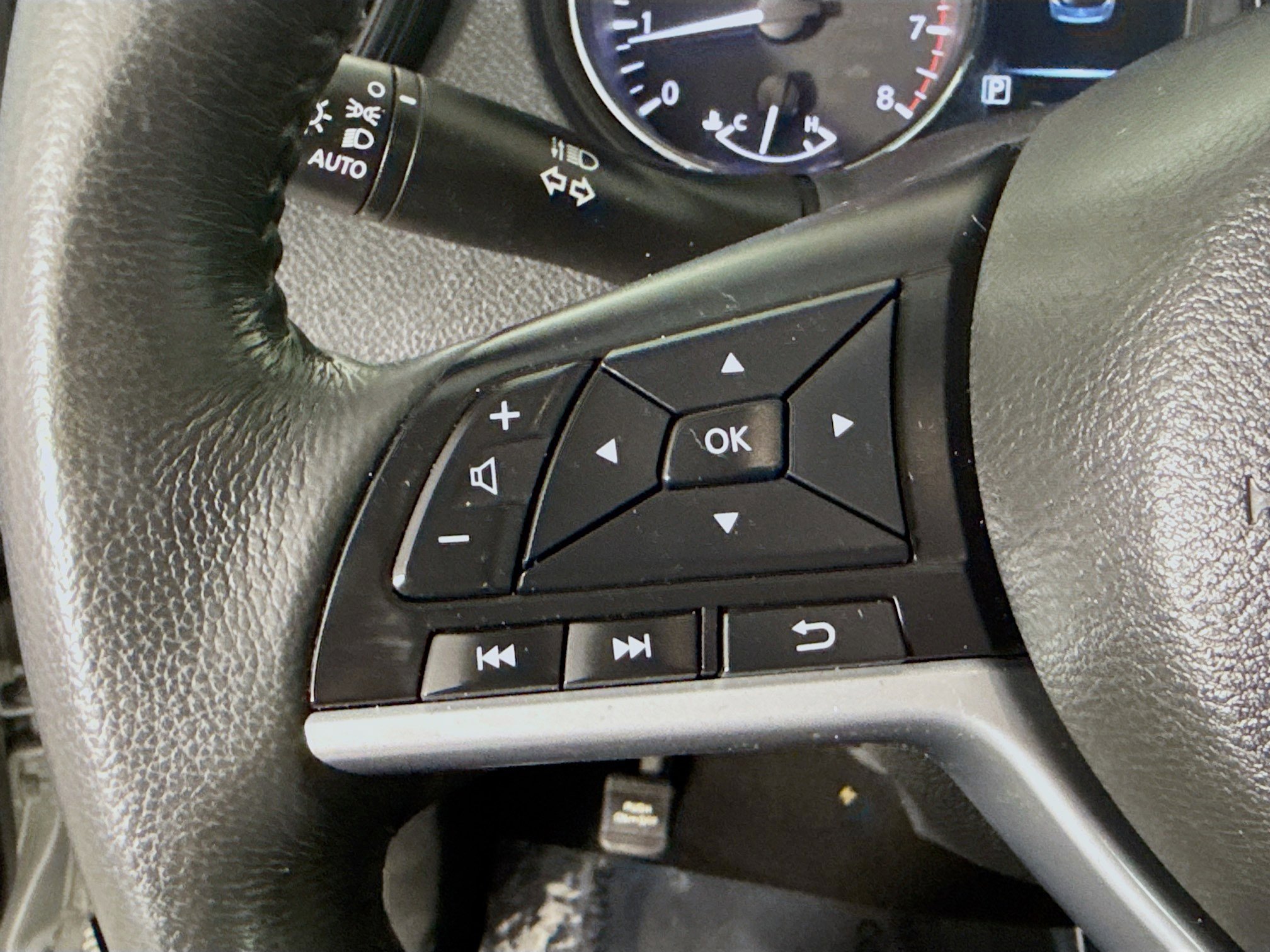 Used 2017 Nissan Rogue SV w/ SV Premium Package image 14