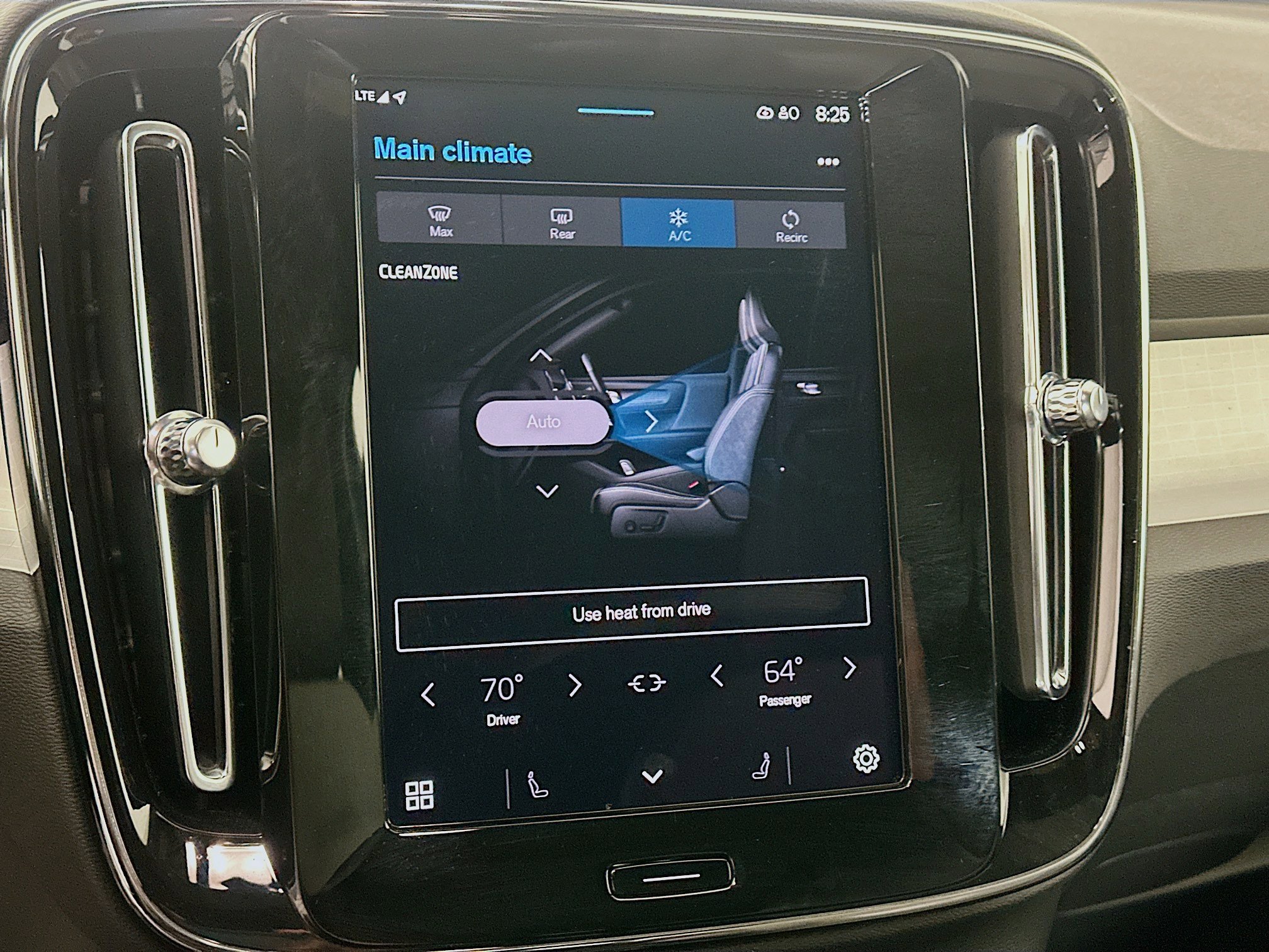 Used 2025 Volvo XC40 B5 Core image 23