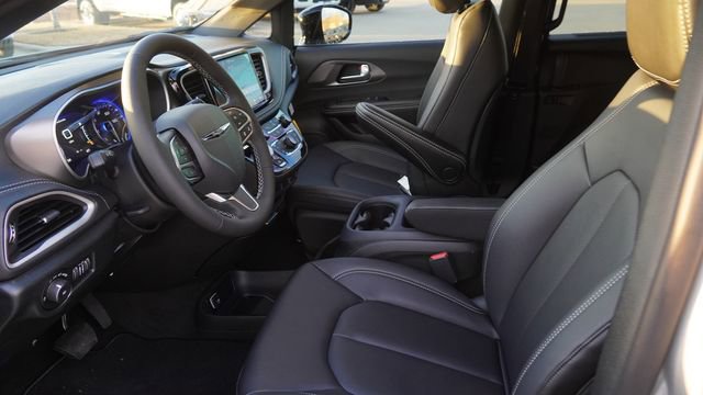 New 2026 Chrysler Pacifica Select image 16