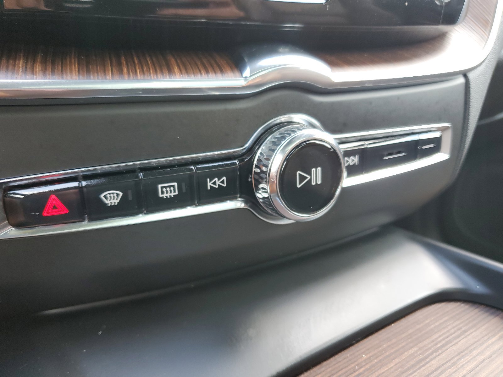 Used 2022 Volvo XC60 B5 Momentum w/ Protection Package Premier FWD image 27