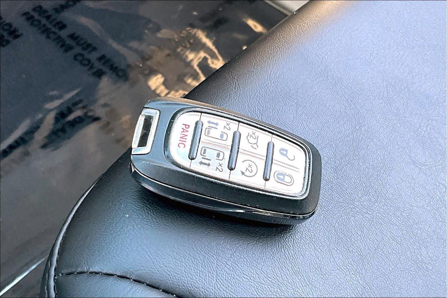 Used 2023 Chrysler Pacifica Touring-L FWD image 14