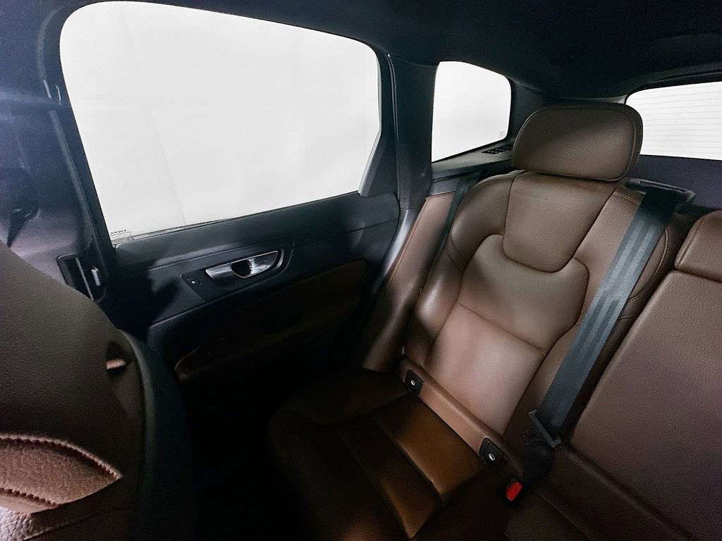 Used 2023 Volvo XC60 B5 Plus image 12