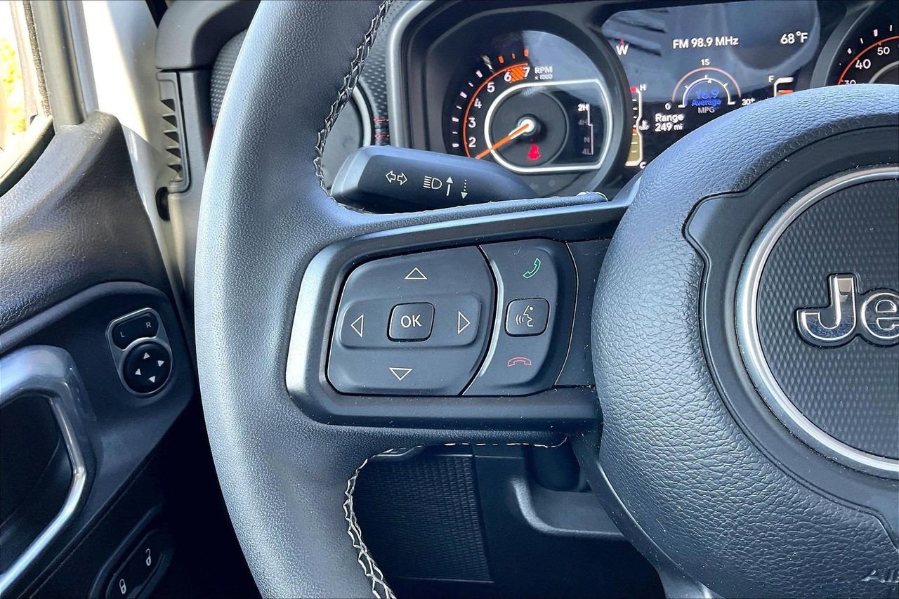 Certified 2025 Jeep Wrangler Unlimited Rubicon w/ Convenience Group image 28