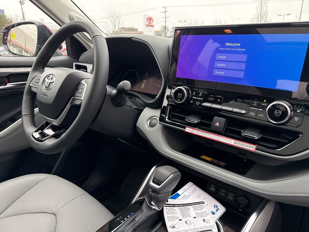 New 2026 Toyota Highlander Platinum image 8