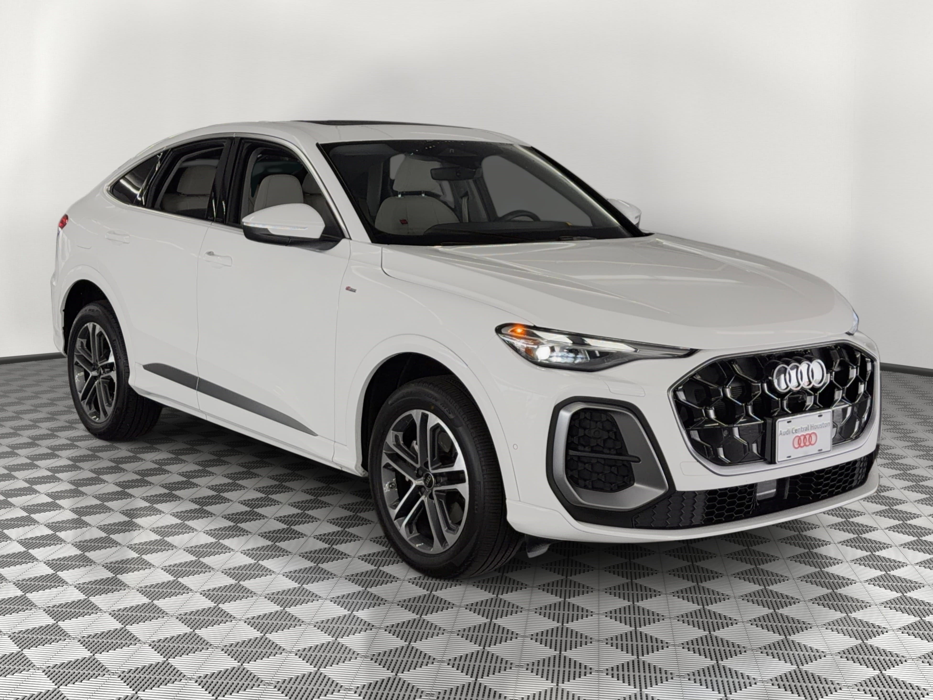 Used 2025 Audi Q5 Premium w/ Convenience Package image 7