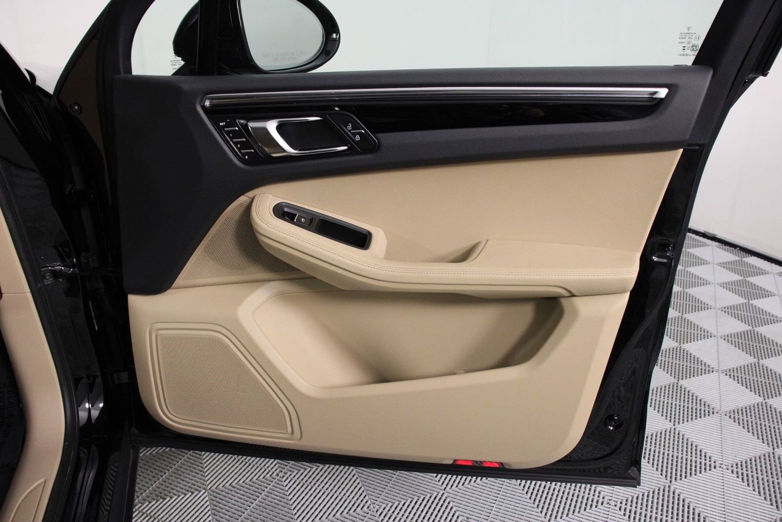 Certified 2025 Porsche Macan AWD/4WD image 23